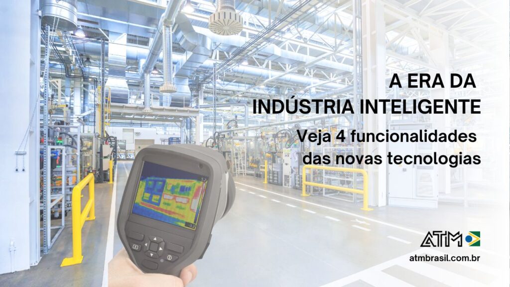 indústria inteligente - imagem do interior de uma indústria ao fundo e em destaque ma mão segurando uma câmera térmica